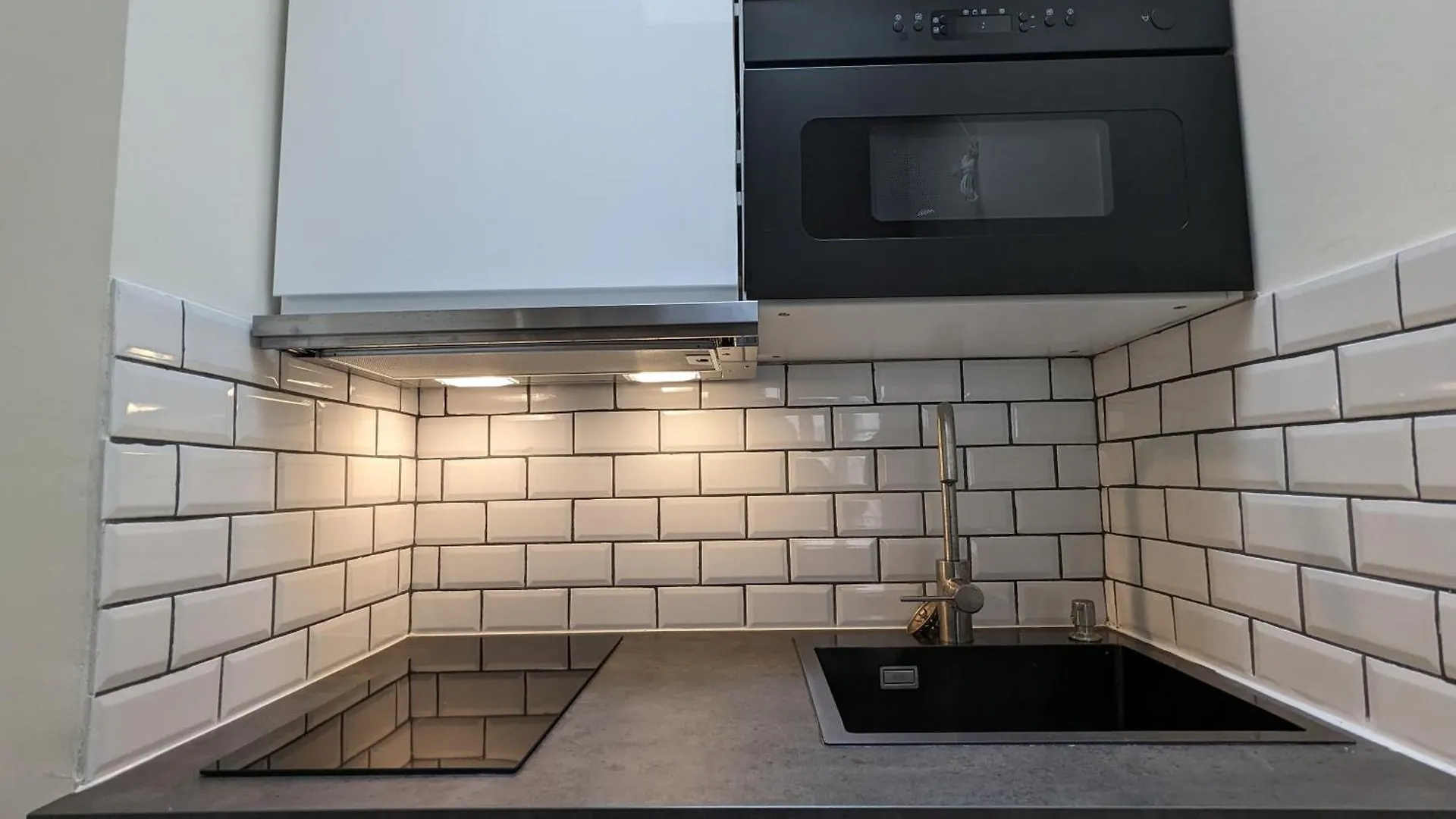 Paris Oasis: One Bedroom Studio For Two Next To The Eiffel Tower